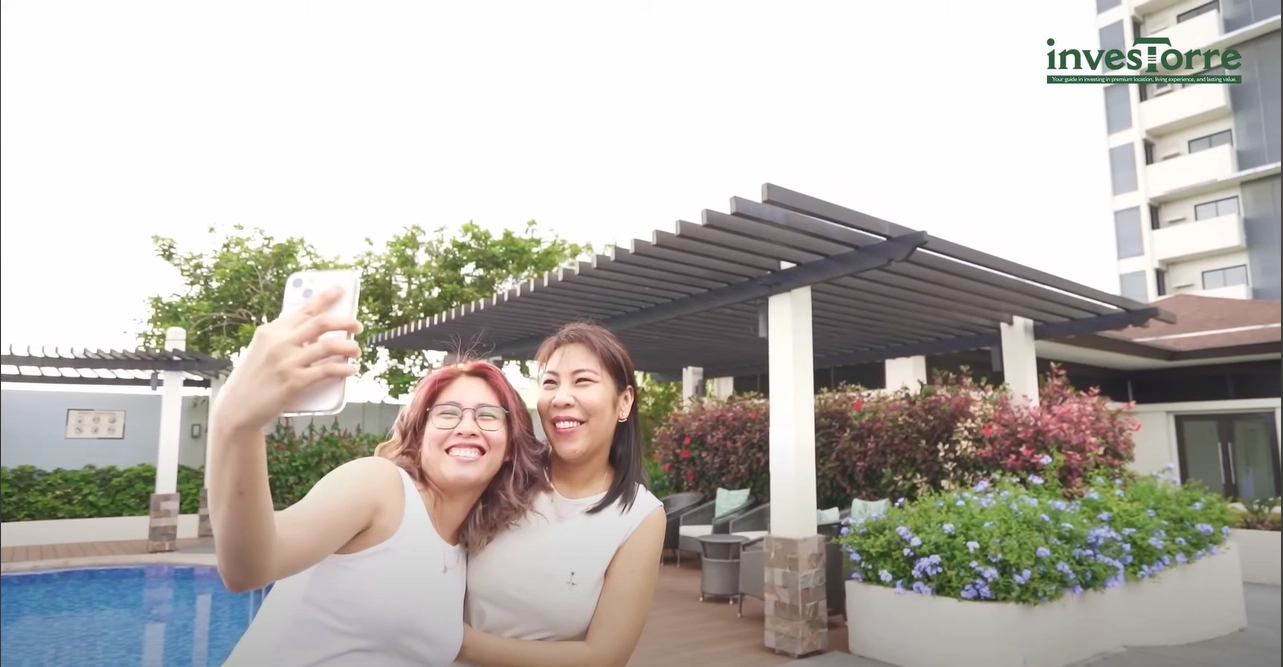 Mom and Daughter taking selfies on the building facade of Tierra Lorenzo Lipa